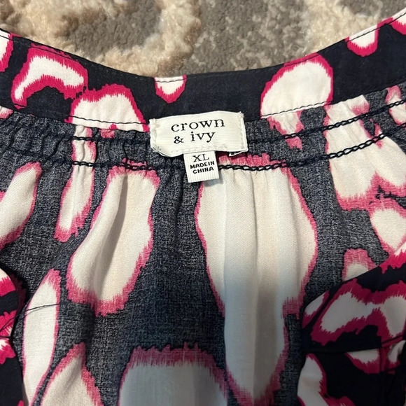 Crown & ivy top. Excellent condition. - Picture 3 of 4